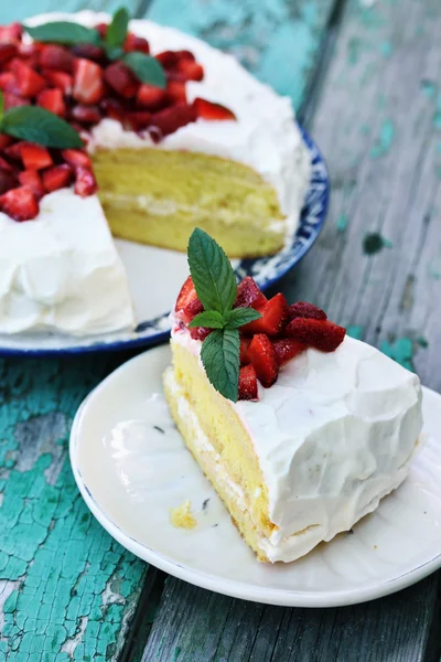 Tårta med jordgubbar, rustik — Stockfoto