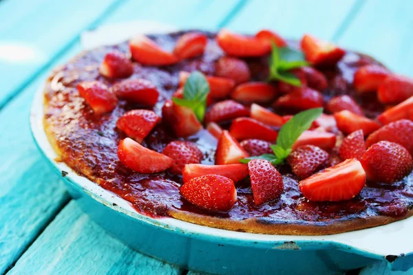Vår tårta med jordgubbssylt — Stockfoto