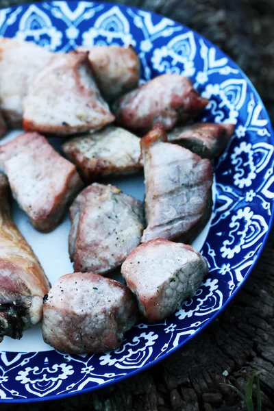 Carne assada em uma chapa — Fotografia de Stock