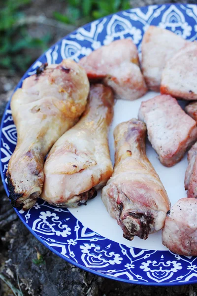 Pernas de frango e carne de porco — Fotografia de Stock