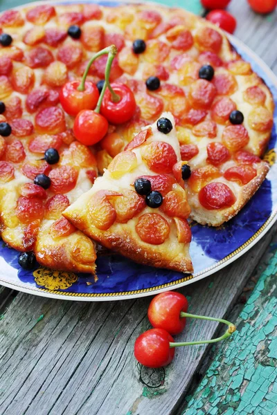 Pasta tatlı kiraz ve yaban mersini ile — Stok fotoğraf