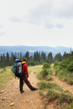  Gezgin bir sırt çantası ile 