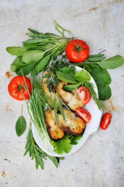 Izgara biftek çim sazan, üstten görünüm