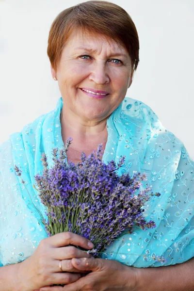 ラベンダーの花束を持つ女性 — ストック写真