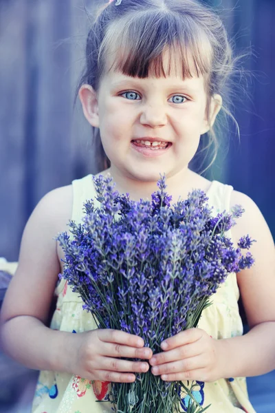 Meisje houden een lavendel — Stockfoto