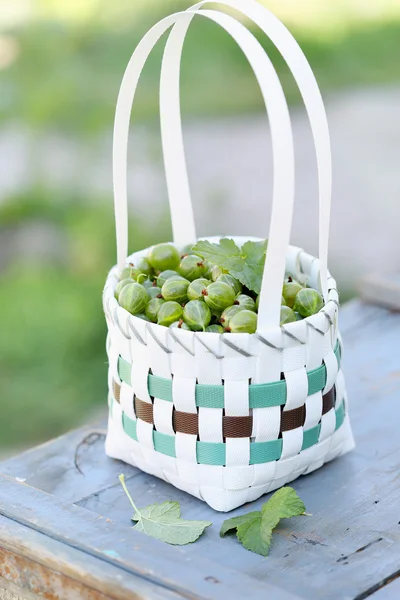 Stachelbeeren in einem weißen Korb — Stockfoto