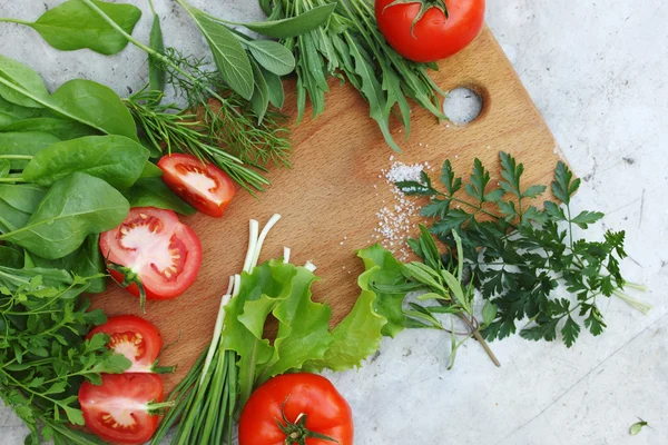 Verse groenten op het bord boven bekijken — Stockfoto