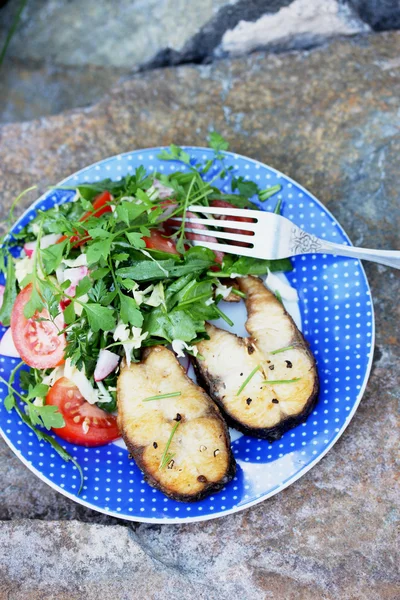 Pesce su un piatto blu — Foto Stock