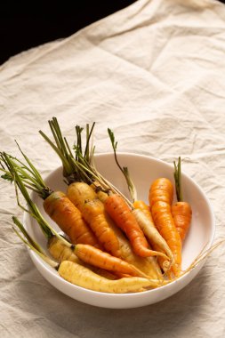 Parlak turuncu ve soluk sarı havuçlar doğal kusurları olan rahat bir çiftlik havası getiriyor. Sürdürülebilir yemek pişirme, sağlıklı yaşam tarzı tanıtımı ve kırsal tarif kavramları için uygundur.