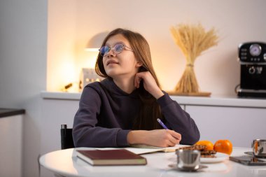 Sıcak akşam ışığıyla huzurlu yaratıcı bir an. Öğrenmek, bilinçli planlama ve kişisel gelişim için mükemmel.