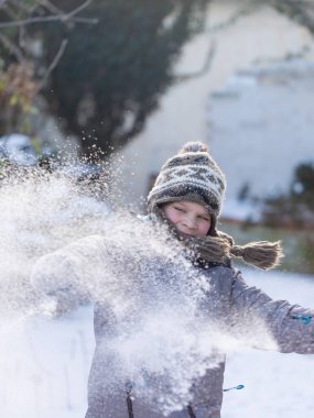 Neşeli çocuk dışarıda karla oynuyor. Özgürlüğünü, mutluluğunu ve çocukluk anılarını aletlerden uzakta anlatıyor.