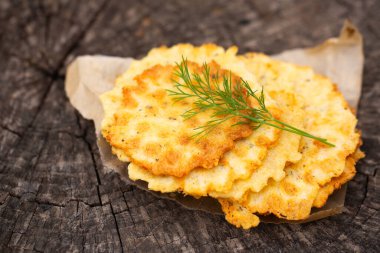 Kırsal ahşap arka planda altın çıtır peynirli krakerler, ev yapımı lezzetli atıştırmalıklar..