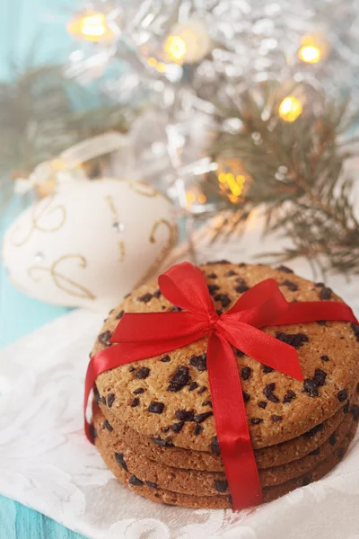Chocolade koekjes gebonden een rood lint — Stockfoto