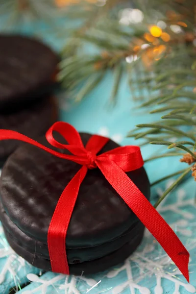 Cadeau chocolat attaché un ruban rouge — Photo