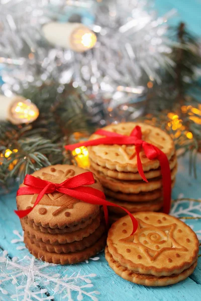 Pila de galletas con un lazo rojo — Foto de Stock