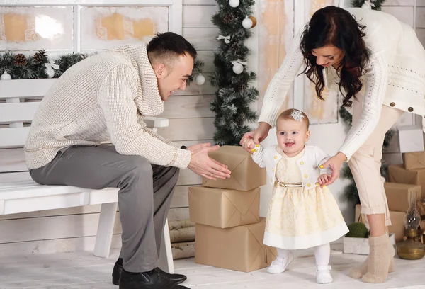 Familia feliz, primeros pasos — Foto de Stock