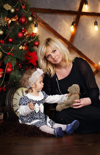 母と娘付近のクリスマス ツリー — ストック写真