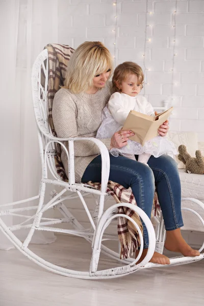 Leyendo a su hija — Foto de Stock