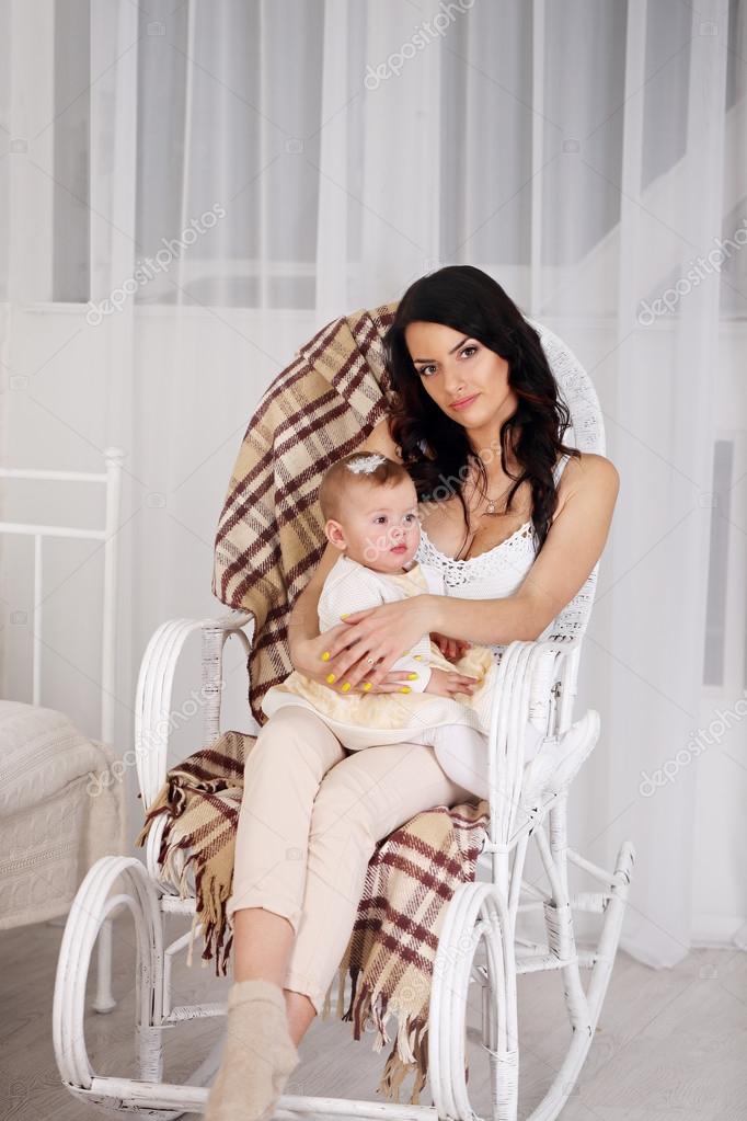 Ritratto di madre e figlia sulla sedia a dondolo - Foto Stock: Foto,  Immagini © mallivan 93630134