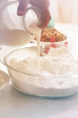 Ekşi süt un içine dökün