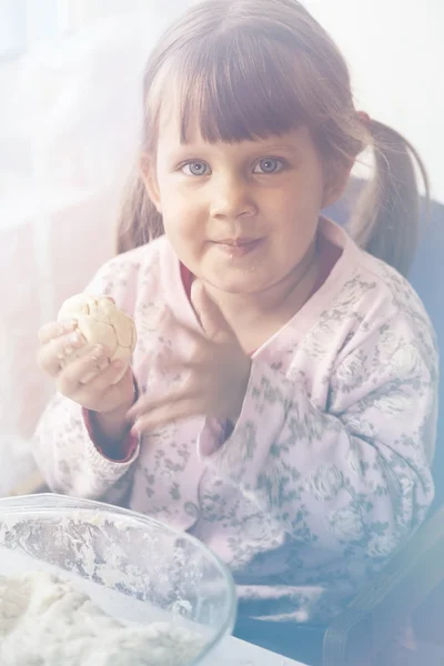 Ragazza in esecuzione con pasta — Foto Stock