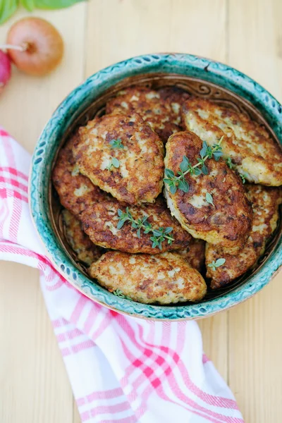 Zelfgemaakte fishcakes in rustieke plaat — Stockfoto