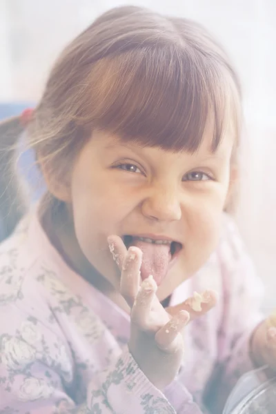 Menina comer pastelaria — Fotografia de Stock