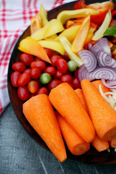 Legumes fatiados para salada — Fotografia de Stock