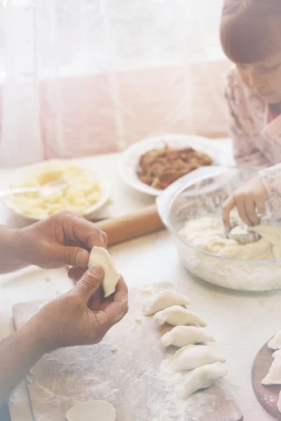 祖父と孫娘ふるいにかけた小麦粉 — ストック写真