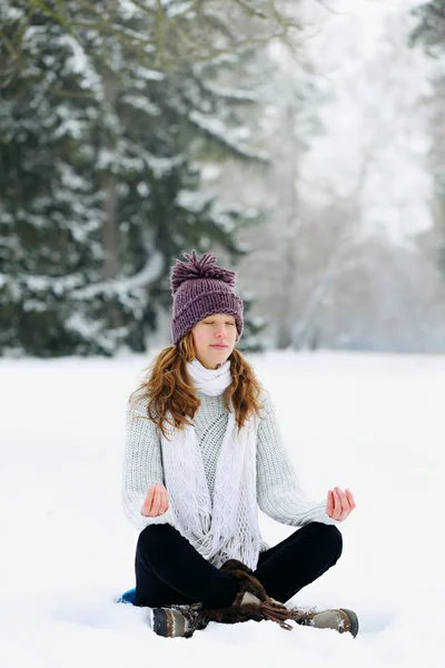 Kadın parkta meditasyon — Stok fotoğraf