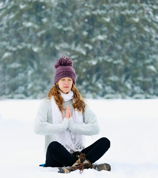 Woman meditating in winter — Stock Photo, Image