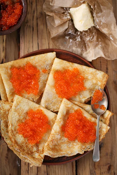 Panquecas com caviar vermelho em casa — Fotografia de Stock