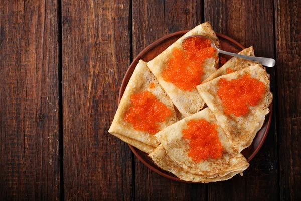 Panquecas com caviar vermelho em casa — Fotografia de Stock