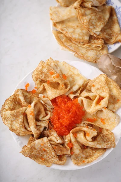 Panquecas com caviar vermelho em casa — Fotografia de Stock