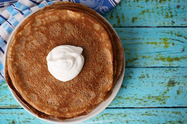 Schokoladenpfannkuchen mit saurer Sahne, von oben — Stockfoto