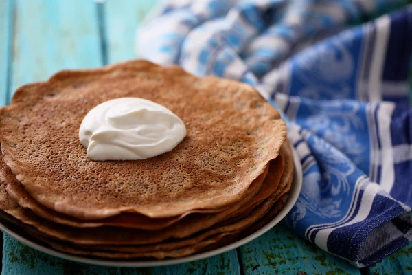 Chocolade pannenkoeken met room — Stockfoto