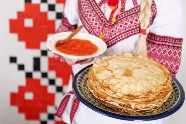 krep ve ellerinde kırmızı havyar