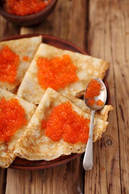 Krep Shrovetide için kırmızı havyar ile