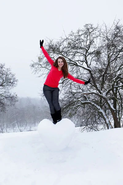 Mulher de pé no coração da neve — Fotografia de Stock