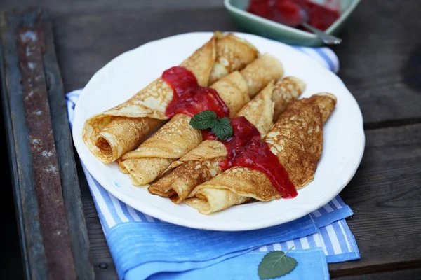 Pannkakor med bär sylt och mynta — Stockfoto