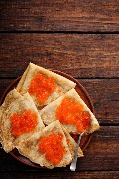 Panquecas com caviar vermelho em casa, vista superior — Fotografia de Stock