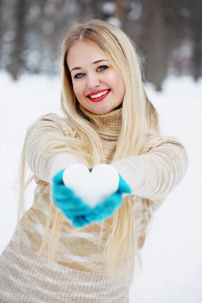 Donna bionda ha un cuore — Foto Stock