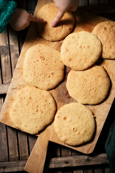 Les enfants touchent le gâteau — Photo