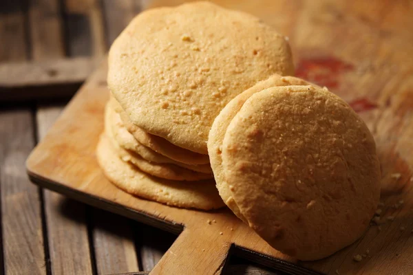 Biscuit sur une planche de bois — Photo