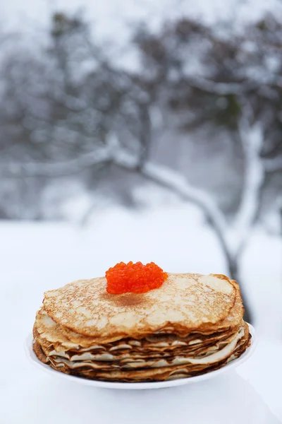 Pannenkoeken en rode kaviaar — Stockfoto