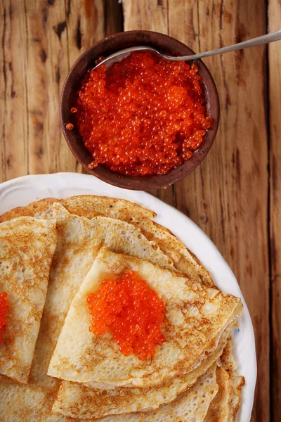 Panquecas com caviar vermelho em casa — Fotografia de Stock