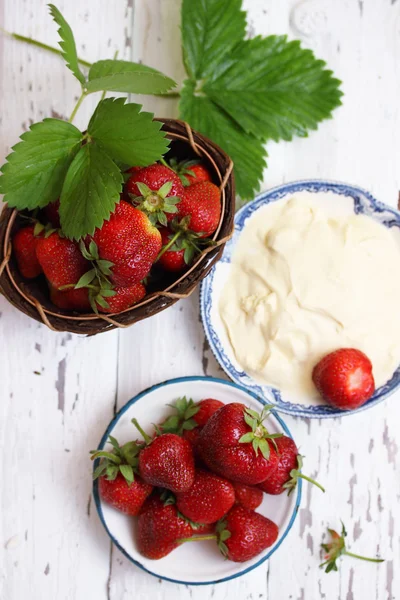 Fresas con crema —  Fotos de Stock