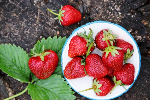 Strawberries in an old metal bowl, top view — Stock Photo, Image