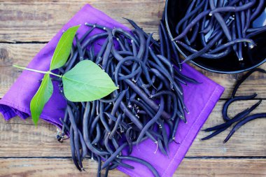 Ahşap bir masa mavi fasulye