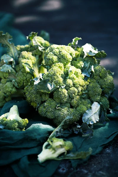 Broccoli op een donkere tafel — Stockfoto
